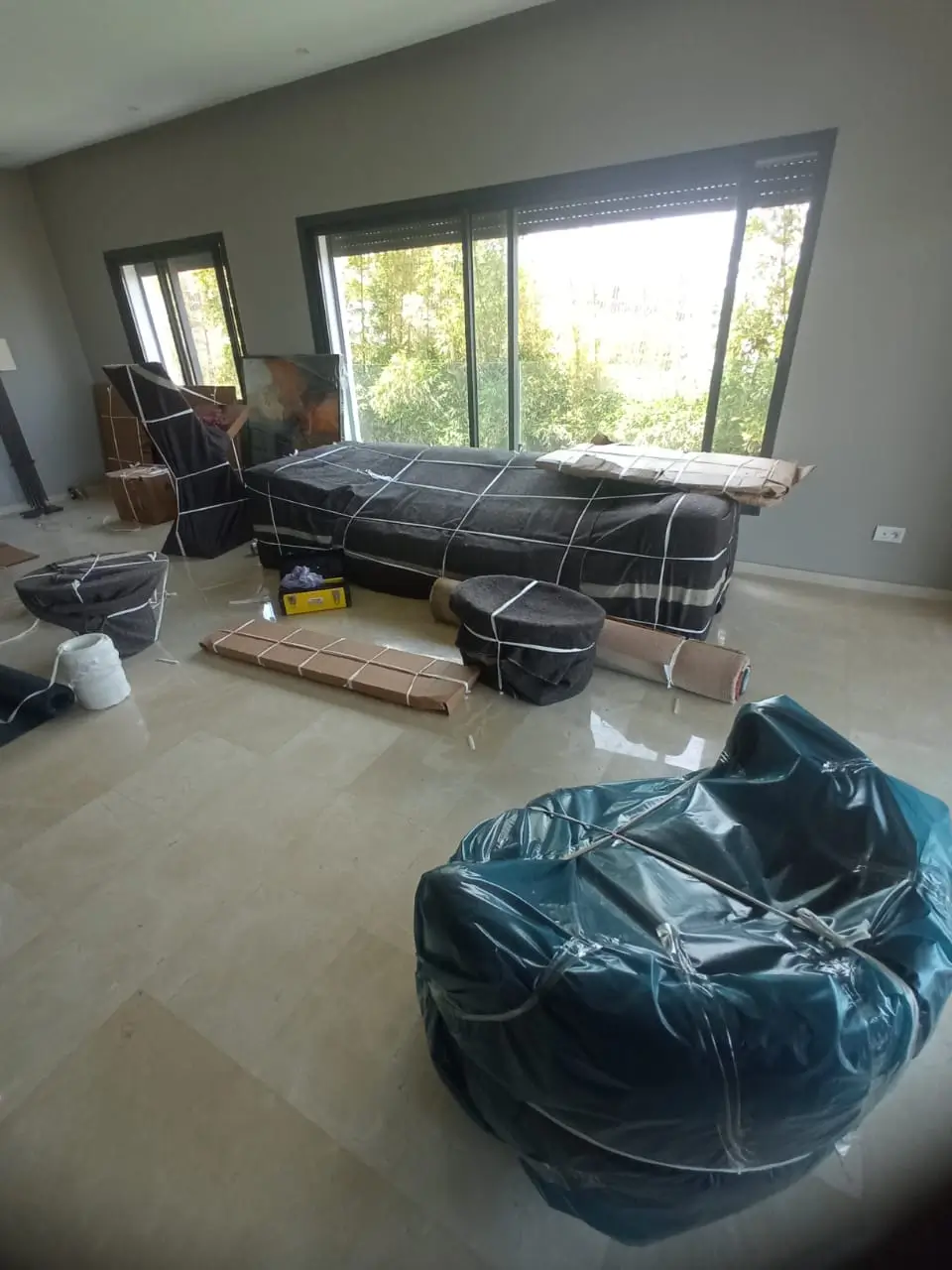 demenagement agadir remontage Équipe de demenagement transportant des meubles à Agadir